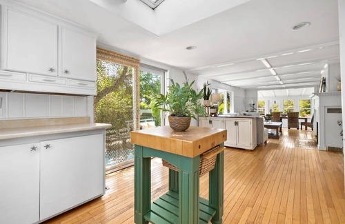 Newbury House | Southern Serenity 5 Min Walk to Beach Patio