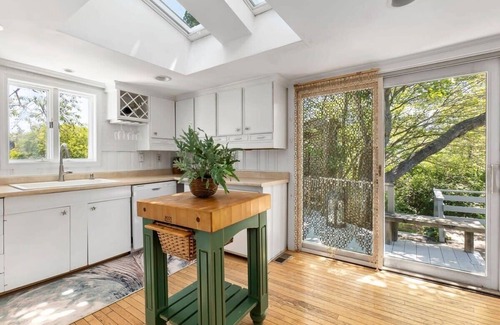 Newbury House | Southern Serenity 5 Min Walk to Beach Patio