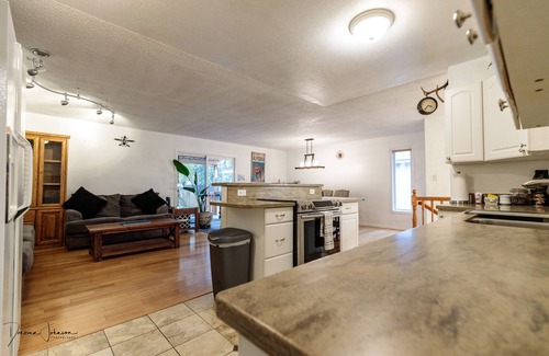 Old Seward - Oceanview House | Southside Serenity: Your Alaskan Hideaway with a Hot Tub!