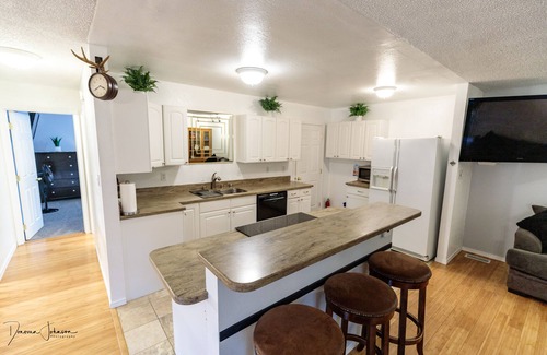 Old Seward - Oceanview House | Southside Serenity: Your Alaskan Hideaway with a Hot Tub!