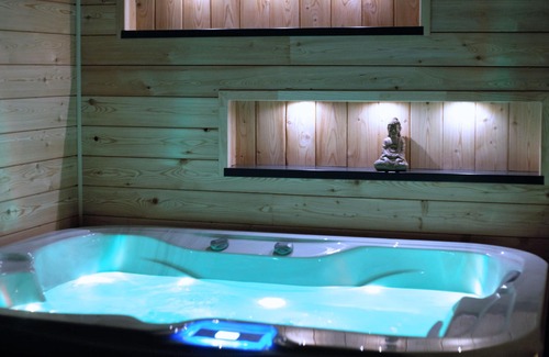 Raon-l'Etape Apartment | spa room