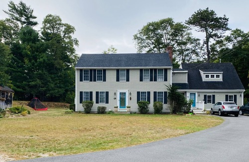 Cataumet House | Space for everyone. Comfortable and relaxing with a guest house