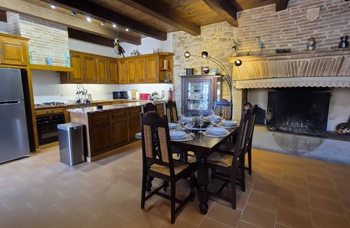 Puycelci House | Spacioius holiday home with AC in centre town of medieval Puycelsi