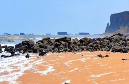 Sainte-Honorine-des-Pertes House | Spacious holiday home in Aure sur Mer with garden