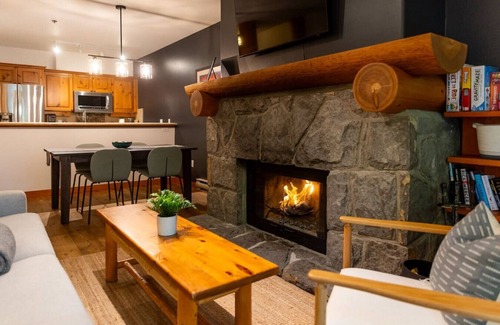 Nordic Estates Villa | Spacious 1.5BR: 5 min to Village with Private Hot tub & Pool!