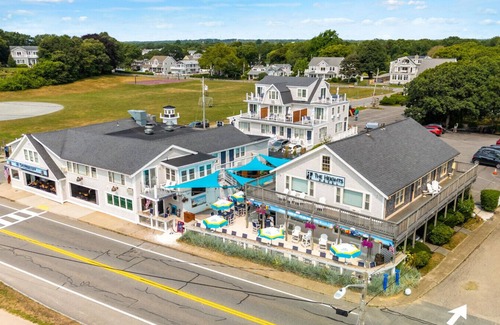 Falmouth Heights Condo | Spacious 1-Bedroom with King & Double Beds (301)