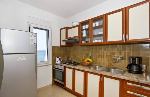 Podstrana Apartment | Spacious 110 m2 apt with terrace and garden, just 30m from the beach