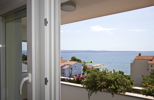 Podstrana Apartment | Spacious 110 m2 apt with terrace and garden, just 30m from the beach