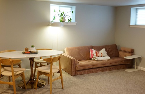 Northwest Everett House | Spacious 1B/1B Ergonomic desk