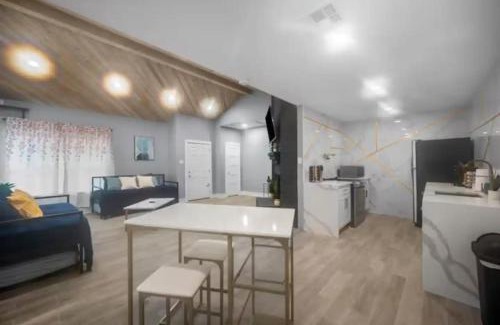 Houston Apartment | Spacious 1BR Galleria Apt with Pool & Free Park