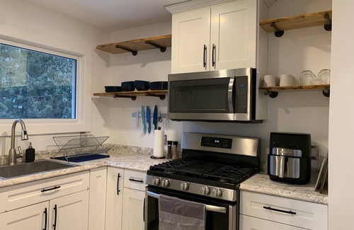 Kingston House | Spacious 2 Bdrm with Office close to downtown Kingston