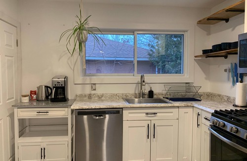 Kingston House | Spacious 2 Bdrm with Office close to downtown Kingston