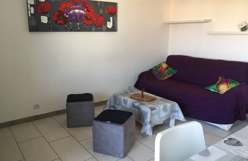 La Londe-les-Maures Apartment | Spacious 2* air-conditioned T2 apartment between the Mediterranean and the Massif des Maures