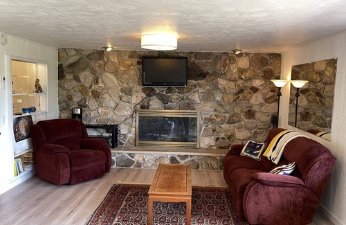 Western House | Spacious 2bed/1bath private suite near U of O with ductless heat/AC