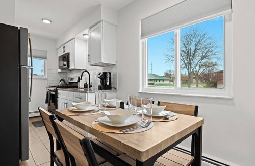 Mount Clemens Apartment | Spacious 2BR Flat | King Bed | Downtown Mt.Clemens