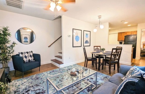 Biddleville House | Spacious 3/3 Townhome. Edge of Uptown Charlotte. Great for groups!