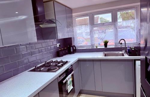 Haversham Apartment | Spacious 3 Bed Home With Private Parking Close to MK Central