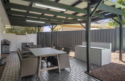 Melbourne House | Spacious 3-Bed House with Outdoor Dining & BBQ