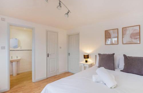 Aynho House | Spacious 3 Bed House with Large Garden in Aynho!