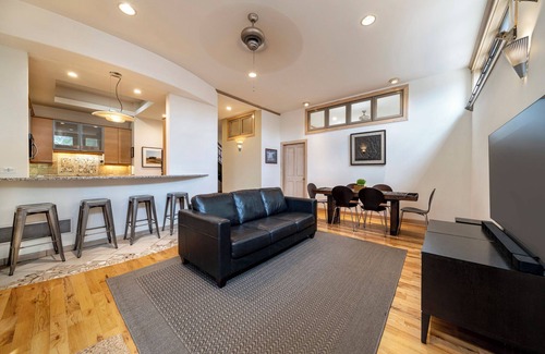 North Evanston Apartment | Spacious 3-bedroom apartment in wonderful Hill Arts District in Evanston