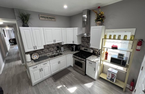 Washington Park Apartment | Spacious 3-bedroom apartment in awesome Chicago with AC, WiFi