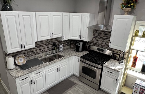 Washington Park Apartment | Spacious 3-bedroom apartment in awesome Chicago with AC, WiFi