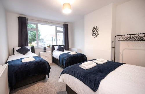 Staple Hill Apartment | Spacious 3-Bedroom Flat,-Free Parking & Wifi, Sleeps 10