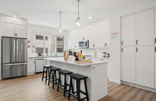 Southwest Calgary House | Spacious 3 Story Townhome, 2 Car Garage, Sleeps 8, Heater & AC, King Bed, Easy Ski Access, Next to WinSport, 10km from Calgary Downtown, Near Banff