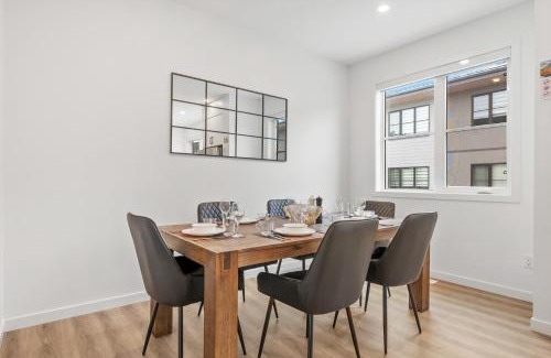 Southwest Calgary House | Spacious 3 Story Townhome, 2 Car Garage, Sleeps 8, Heater & AC, King Bed, Easy Ski Access, Next to WinSport, 10km from Calgary Downtown, Near Banff