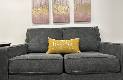 DeKalb House | Spacious 3BD 2BA 5 MIN TO NIU Pets Welcome Fast WIFI