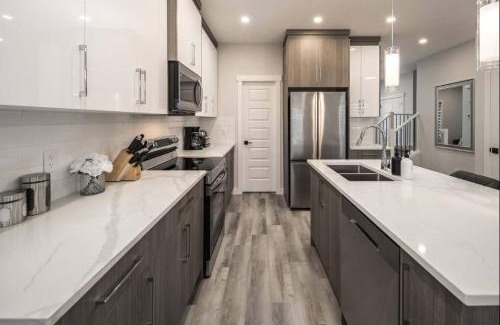 Lynnwood Ridge House | Spacious 3BR Duplex, Near Downtown & Shopping! FREE Banff Pass, Netflix, Wine, Parking! Group of up to 16 - Ask us!