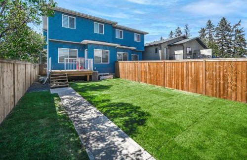 Lynnwood Ridge House | Spacious 3BR Duplex, Near Downtown & Shopping! FREE Banff Pass, Netflix, Wine, Parking! Group of up to 16 - Ask us!