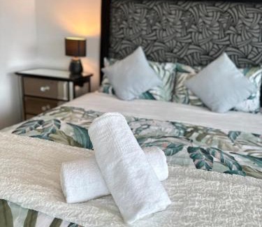 Biggera Waters Apartment | Spacious 4-Bedroom Apartment next to Harbour Town