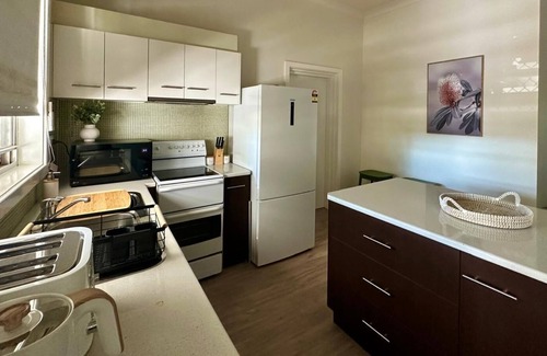 Hamilton Apartment | Spacious 4-Bedroom Apartment with AC & WiFi in Hamilton. Centre of Eat St.