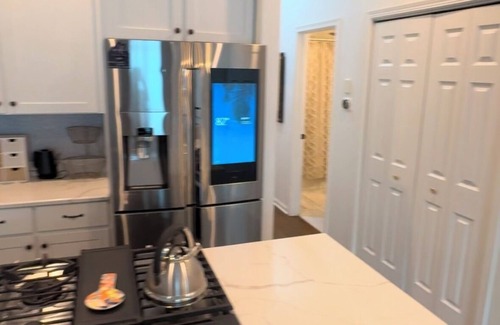 Wicker Park Apartment | Spacious 4-bedroom duplex in Wicker Park/Humboldt Park with 1 Parking spot