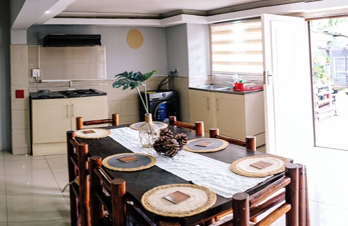 Germiston House | Spacious 4-bedroom house in tranquil Germiston with WiFi