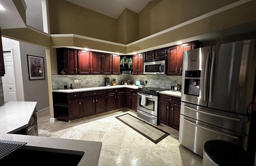 Plymouth House | Spacious 4-bedroom house in beautiful Apopka close to Disney and parks with WiFi