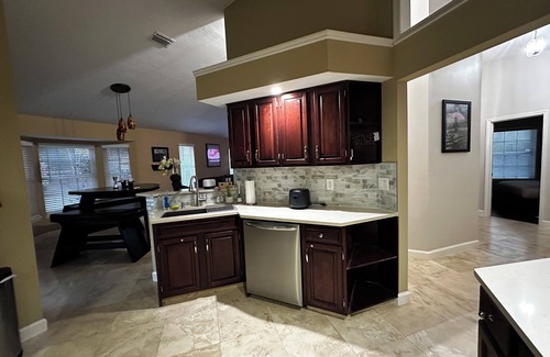 Plymouth House | Spacious 4-bedroom house in beautiful Apopka close to Disney and parks with WiFi