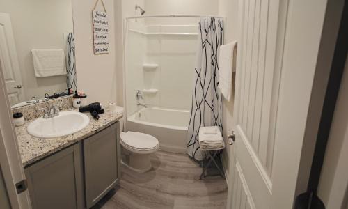 Slidell House | Spacious 4-bedroom house with WiFi, in peaceful Slidell with Lake in backyard