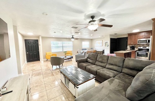 Gainesville House | Spacious 4-bedroom house with Covered Private Pool in Gainesville