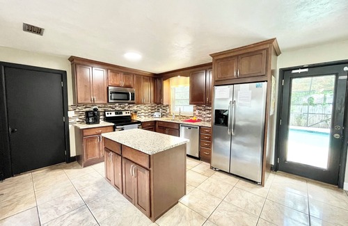 Gainesville House | Spacious 4-bedroom house with Covered Private Pool in Gainesville