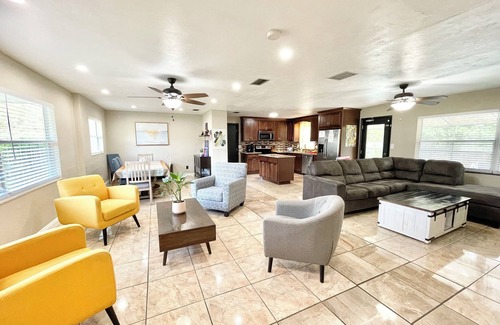 Gainesville House | Spacious 4-bedroom house with Covered Private Pool in Gainesville