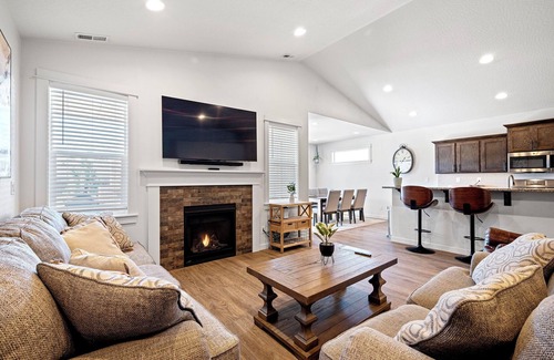 Thurston House | Spacious 4 bedroom, near Autzen, Hayward Field, UofO,1 hour to coast & mountains