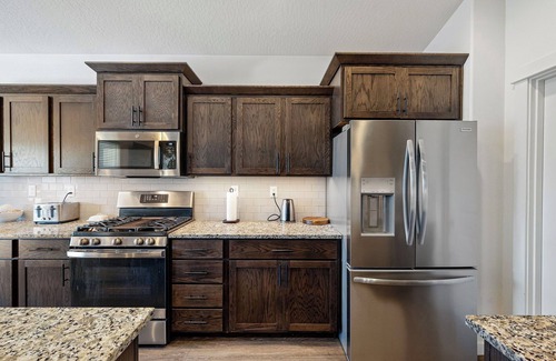 Thurston House | Spacious 4 bedroom, near Autzen, Hayward Field, UofO,1 hour to coast & mountains