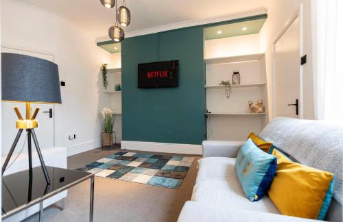 Gateshead House | Spacious 4BR Home in Gateshead Sleeps 7 with FREE Parking