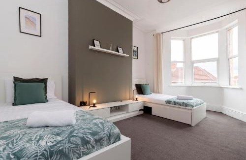 Gateshead House | Spacious 4BR Home in Gateshead Sleeps 7 with FREE Parking