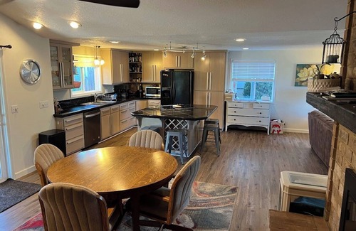 West Salem House | Spacious 4BR home w/hot tub near Salem wineries & family fun!