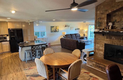 West Salem House | Spacious 4BR home w/hot tub near Salem wineries & family fun!