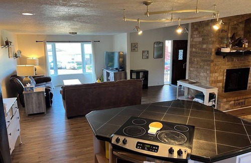 West Salem House | Spacious 4BR home w/hot tub near Salem wineries & family fun!