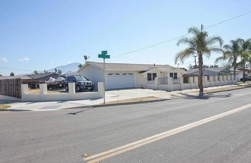 La Presa House | Spacious 5-bedroom house with WiFi and AC in fabulous Spring Valley